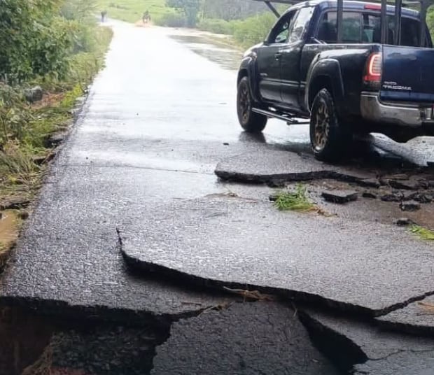 ¡Se abre la tierra en Michoacán! Hay un nuevo socavón en plena carretera