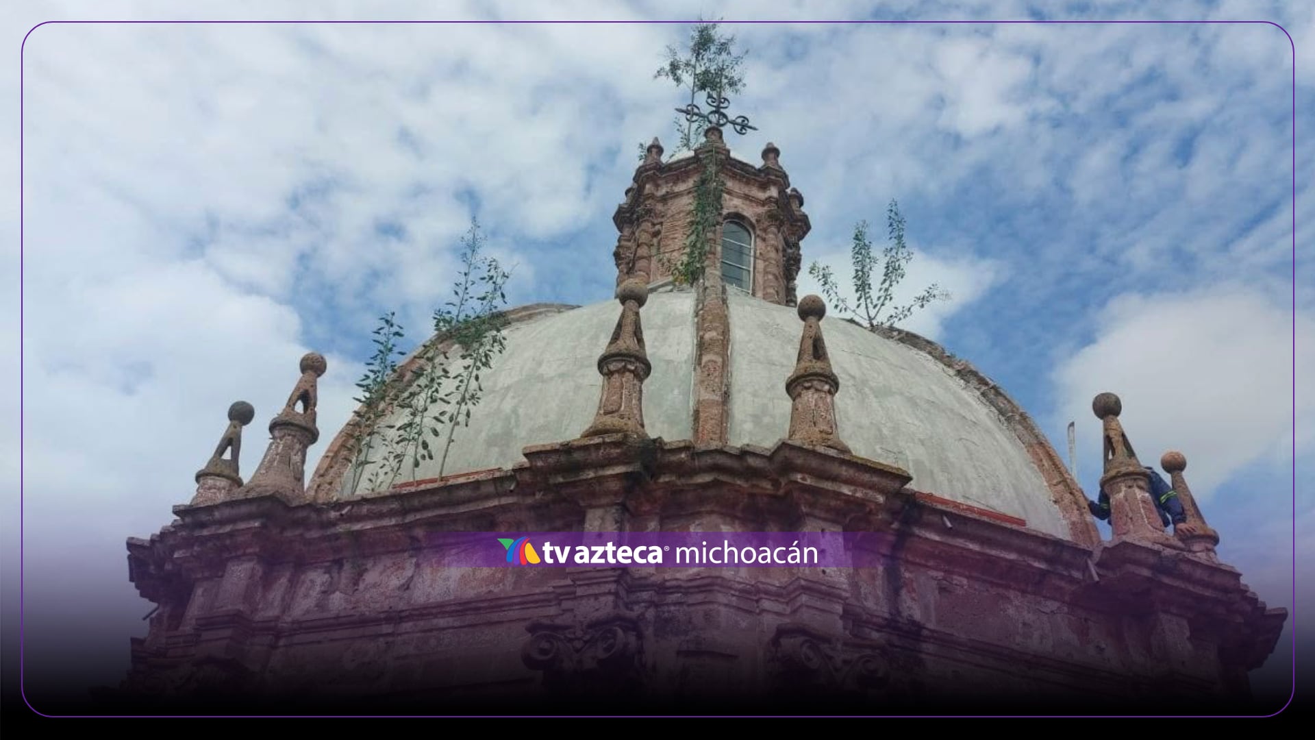 Plantas crecen en las cúpulas del Templo de las Monjas de Morelia