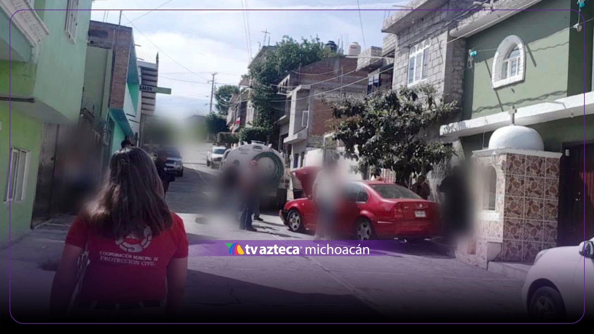 Pipa impacta contra vehículo en Michoacán; mujer resulta lesionada