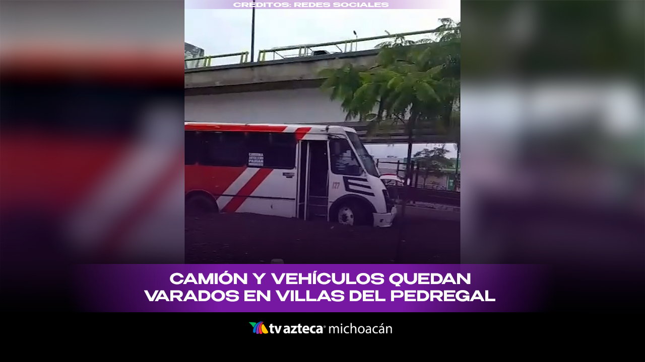 #VIDEO: Camión de pasajeros y autos quedan atrapados en Villas del Pedregal tras fuerte tormenta.