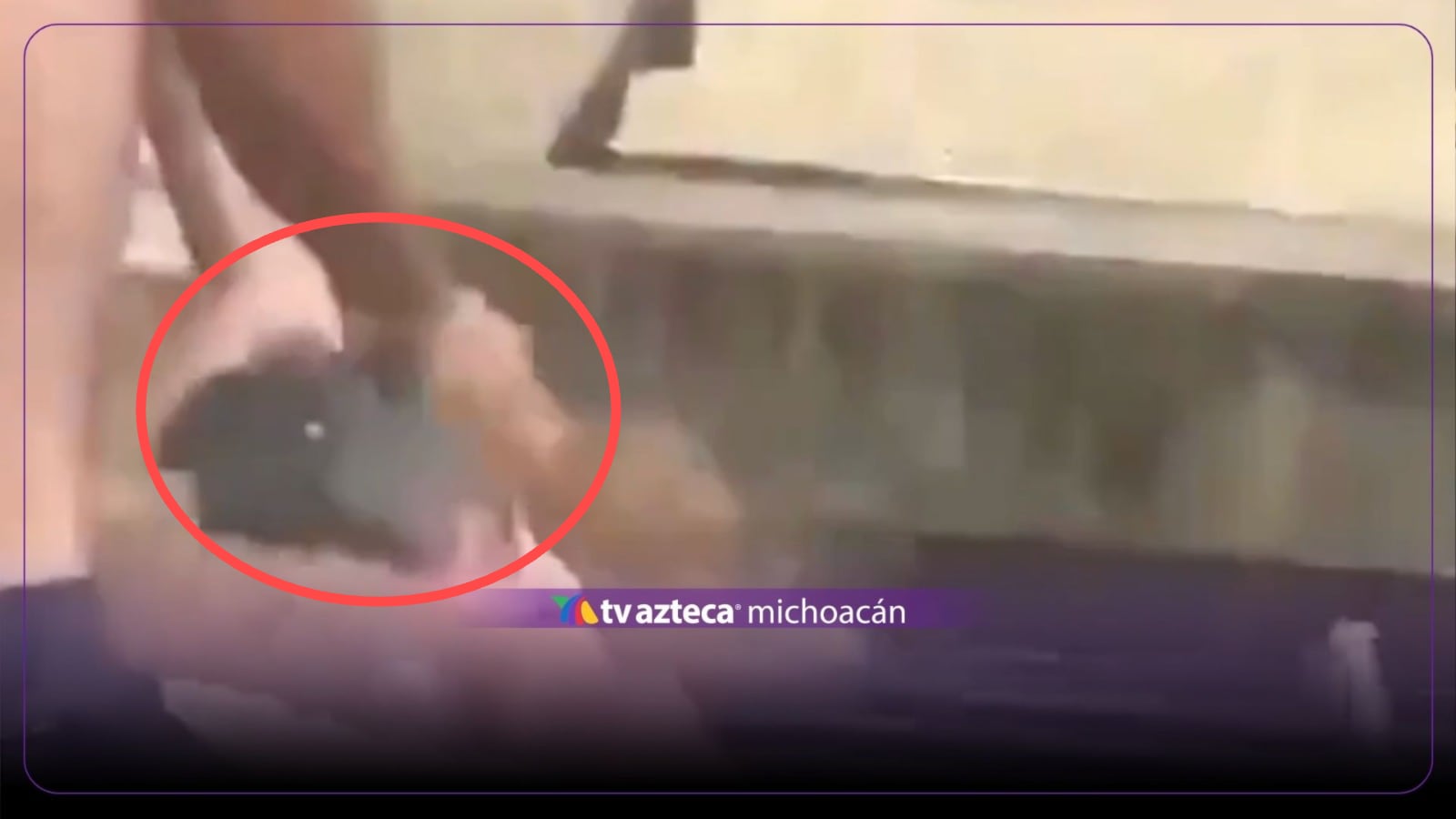 Rescatan estuvo a punto de ser succionada por una alcantarilla