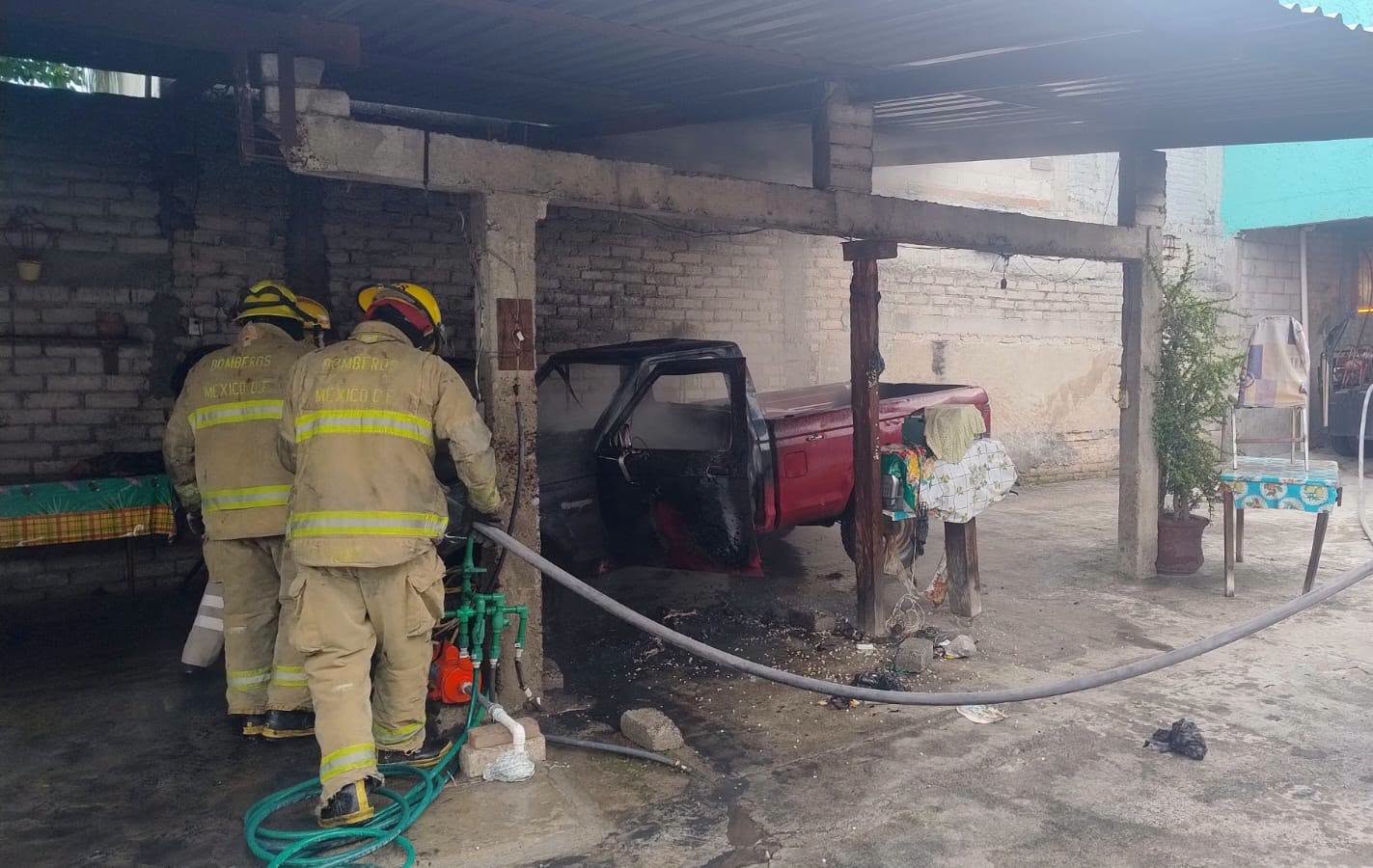 Camioneta se incendia dentro de una casa en Michoacán