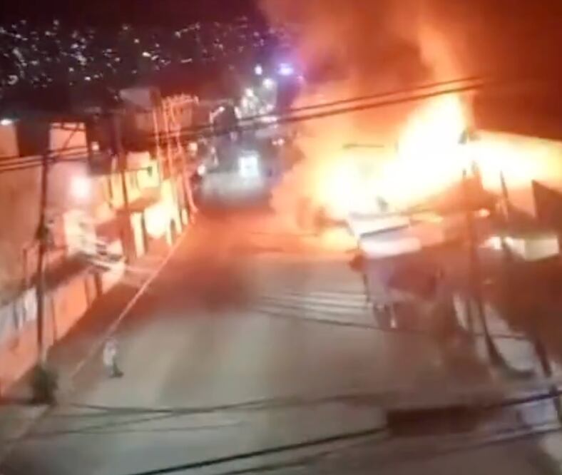 Incendio consume hasta locales en mercado 