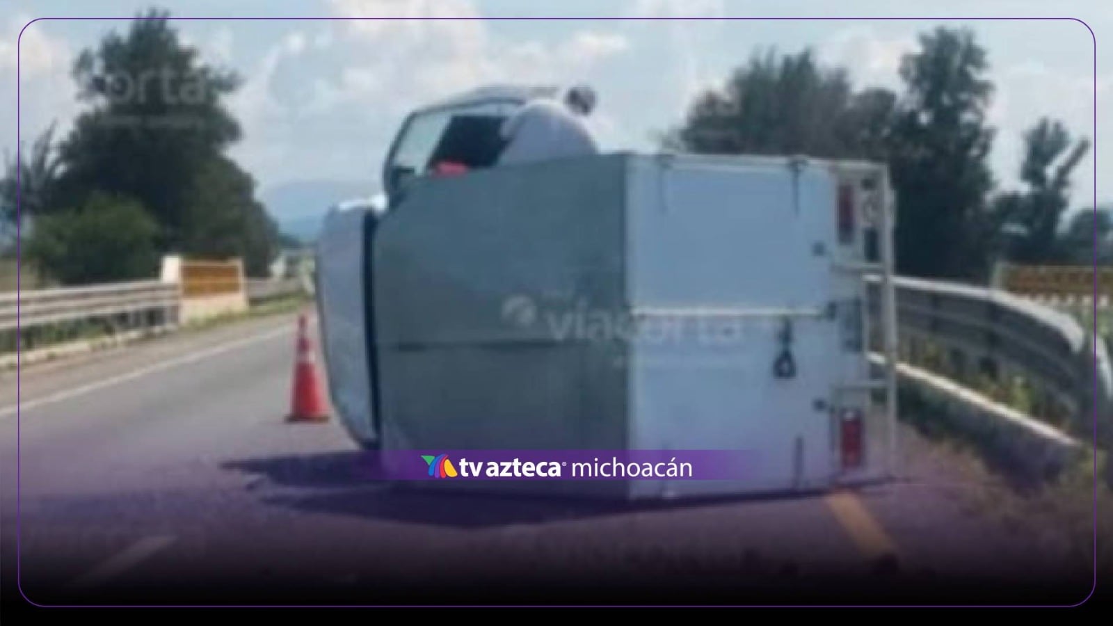 Vuelca camioneta de carga en la Autopista de Occidente, en Vista Hermosa, Michoacán