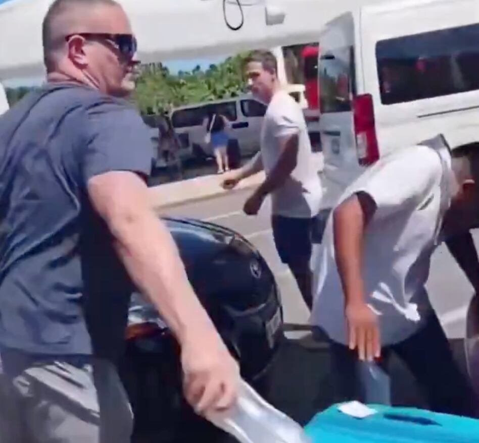 Turista extranjero golpea en la cabeza a chofer mexicano en aeropuerto