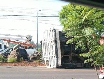 Se vuelca camión en avenida Madero y genera tráfico en Morelia