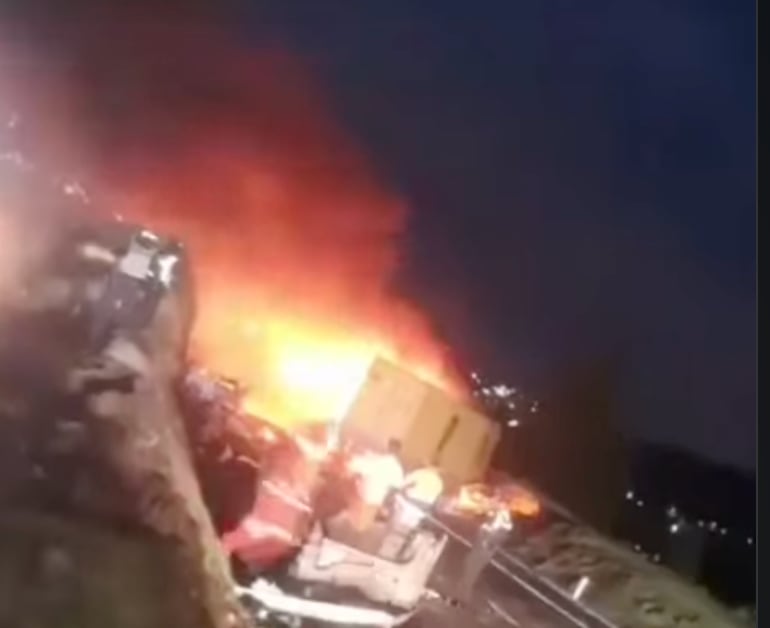 Tráiler queda completamente calcinado tras accidente en Michoacán; hay dos muertos 
