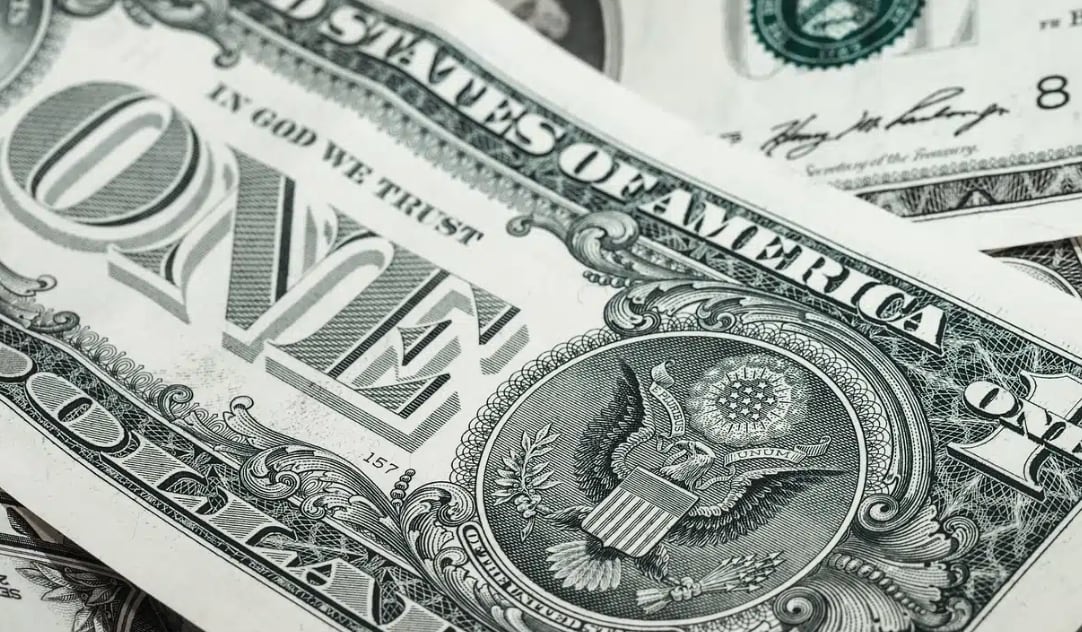 Dólar inicia la semana en 17.28 pesos en Michoacán; esto recibirían por sus remesas