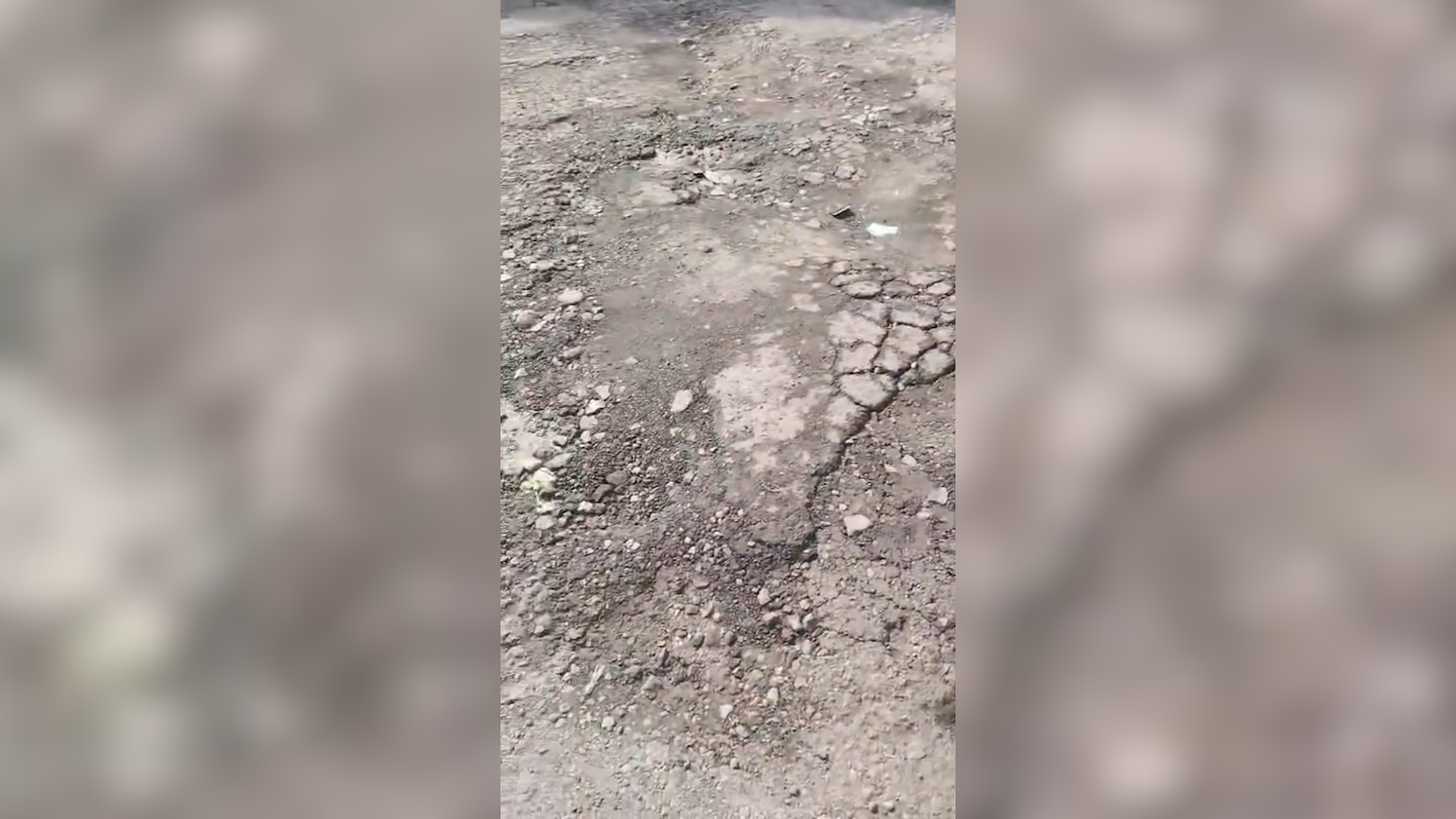 #VIDEO: Denuncian baches en el acceso al fraccionamiento Punta Floresta.