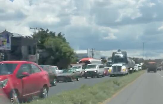 Obras generan kilométrica fila vehicular en salida de Morelia