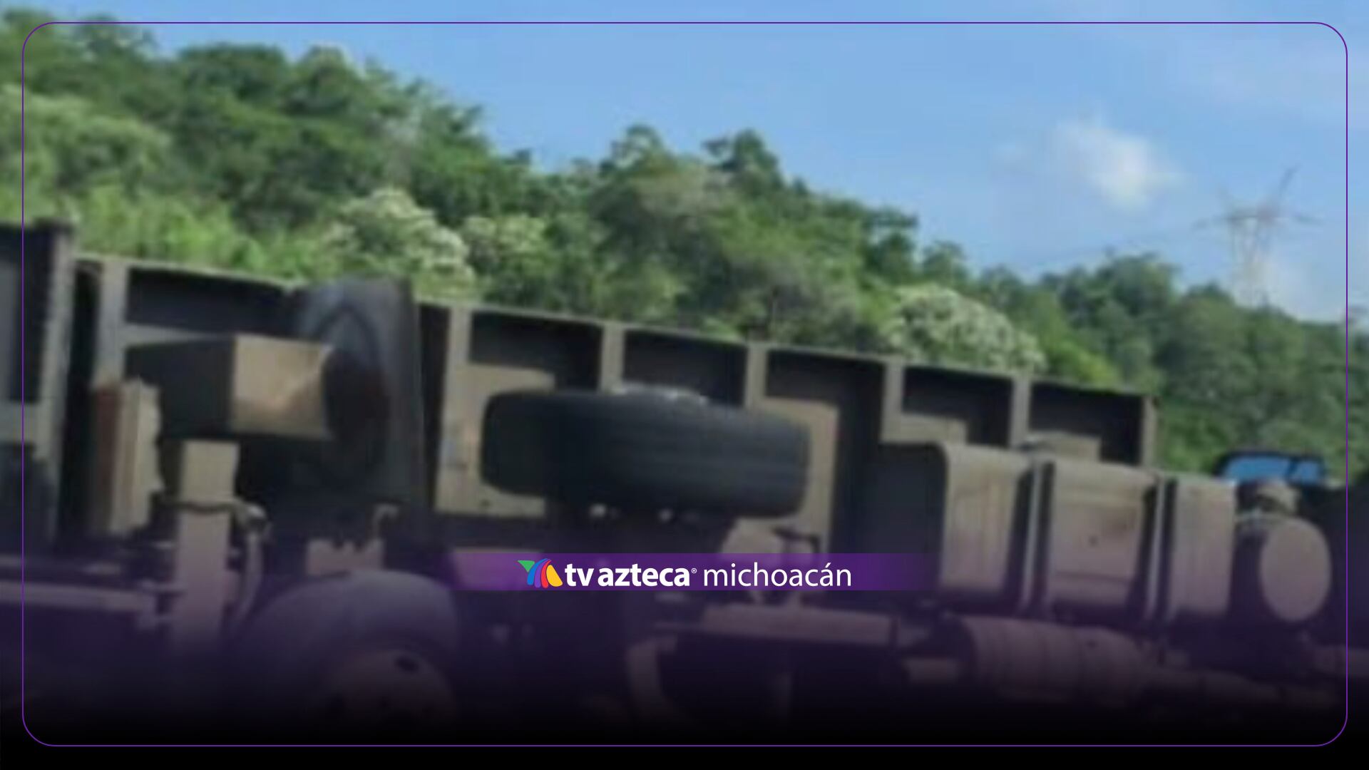 Camión vuelca en la Autopista Siglo XXI; piden extremar precauciones