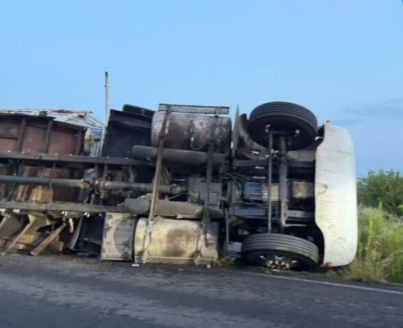 Volcadura de tractocamión obstruye un carril en la carretera Pátzcuaro-Uruapan