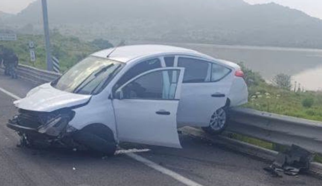 Auto choca contra muro de contención en la Pátzcuaro-Copándaro; así quedó. 