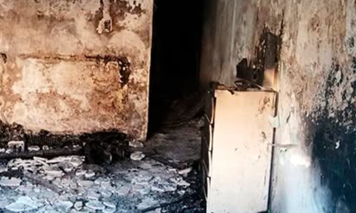 Incendio deja una mujer sin vida en Michoacán; se escondió en el baño.