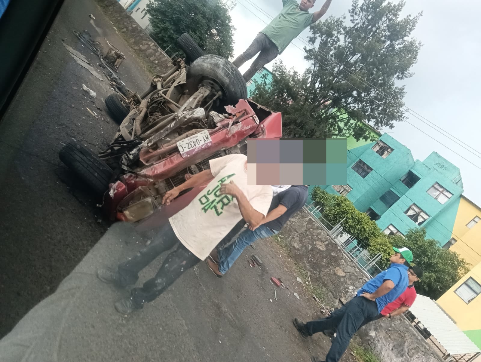 Vuelca camioneta en el Libramiento rumbo al Estadio Morelos en Morelia