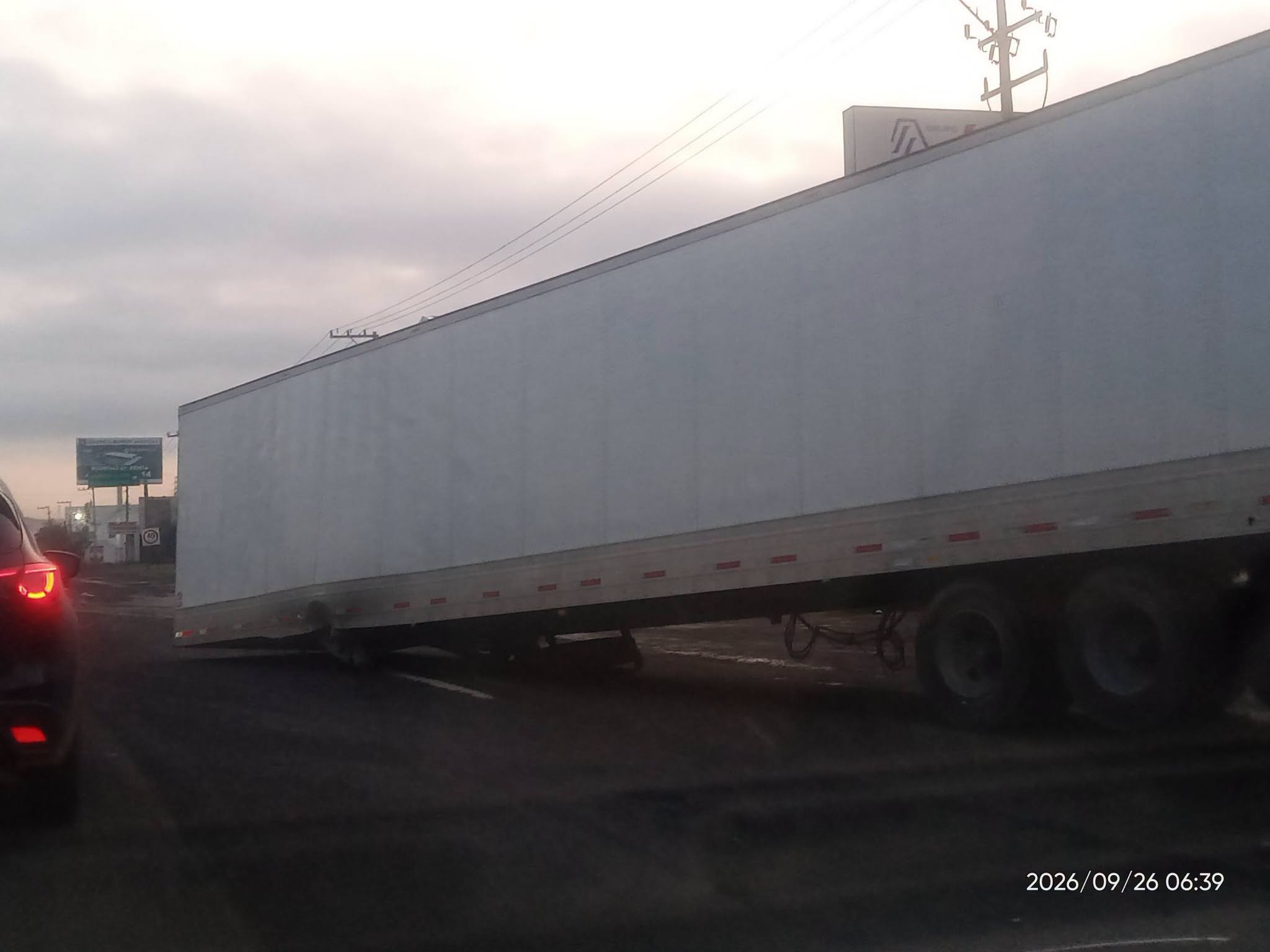 Tráiler pierde su caja y bloquea dos carriles rumbo a Charo, en Morelia