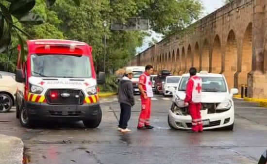 Taxi choca en Avenida Acuducto de Morelia