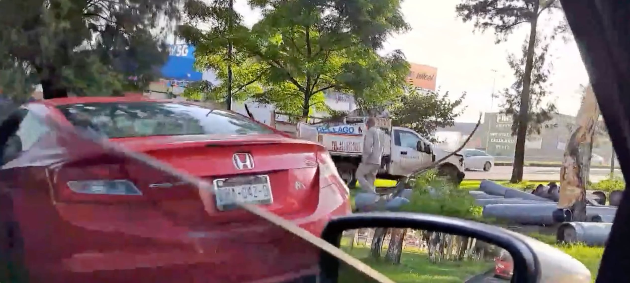 Accidente en el Libramiento de Morelia deja cilindros de gas regados sobre el camellón
