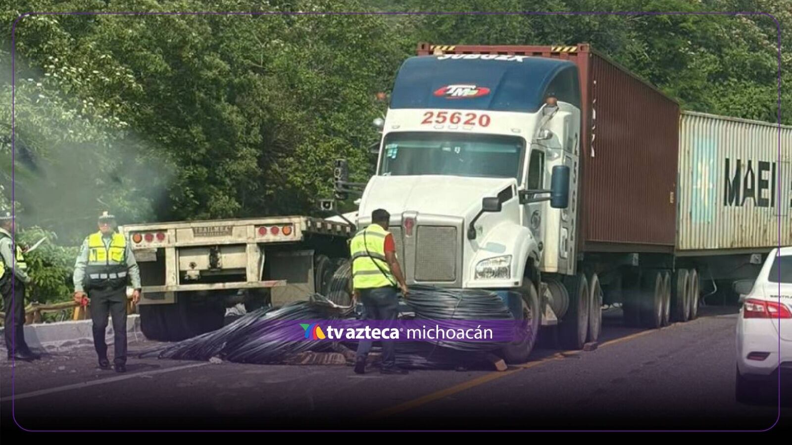 Accidente de tráiler cargado de alambre provoca bloqueo en la autopista Siglo XXI