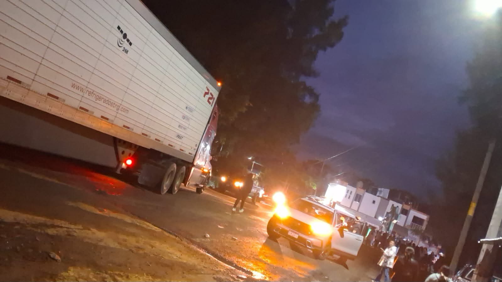 Michoacán amanece con carretera bloqueada en la Uruapan–Los Reyes a la altura de San Francisco Peribán