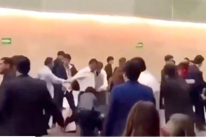 De graduación a golpes: estudiantes protagonizan riña 