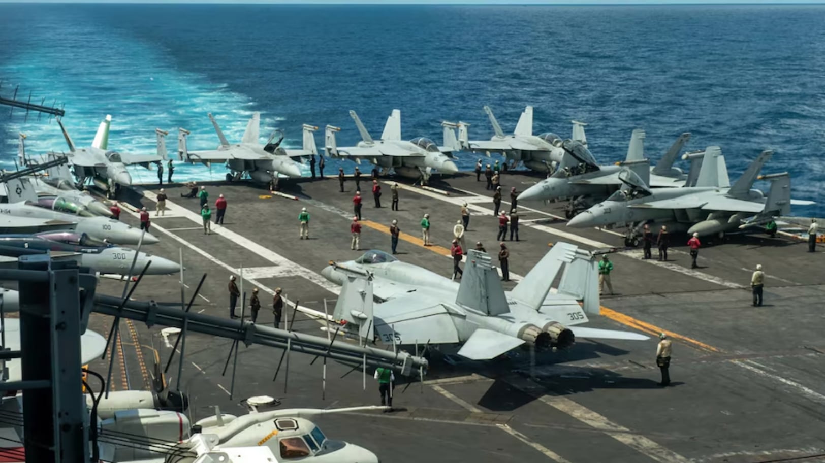 Pilotos se eyectan al aterrizar en portaaviones de EU; cuatro marineros resultan heridos