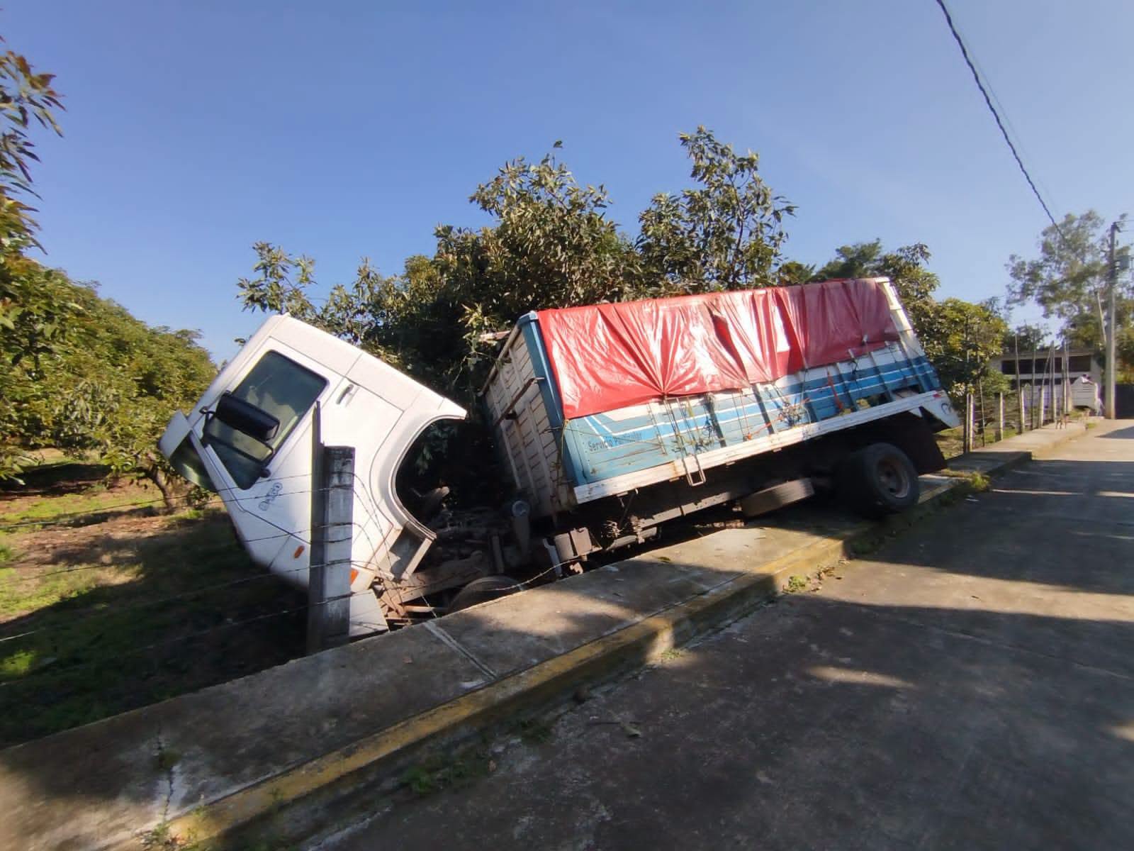 ¡Tragedia! Hombre muere aplastado por camión de carga mientras lo reparaba en Zitácuaro, Michoacán