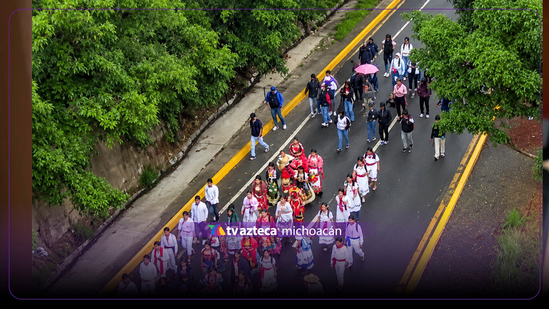 Normalistas de Cherán marchan hacia el Monumento en Morelia