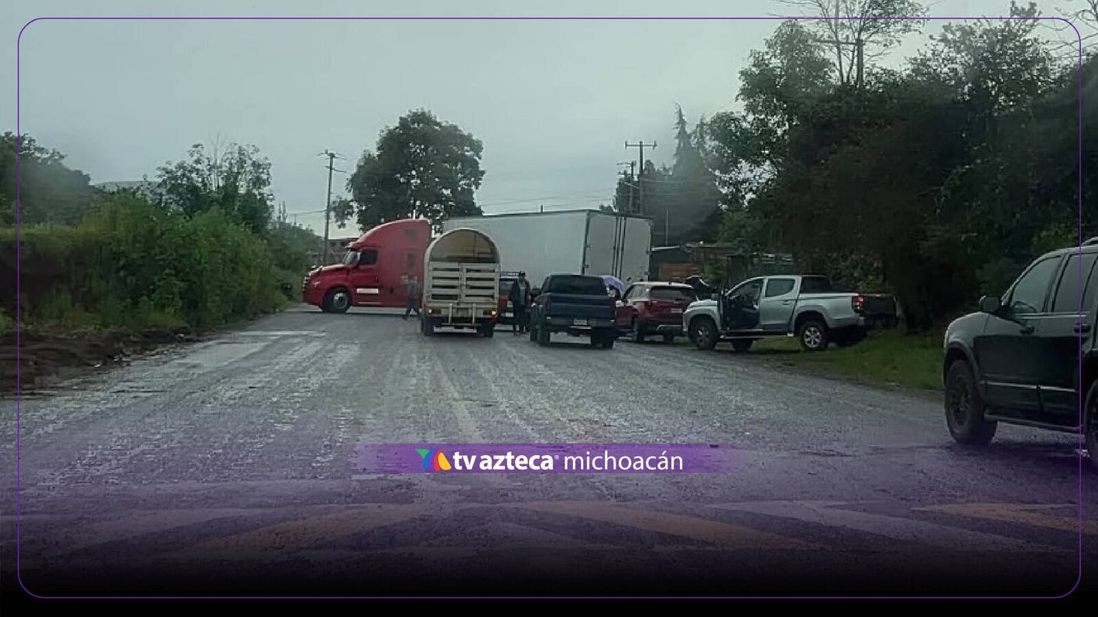 Amanece carretera bloqueada en Michoacán