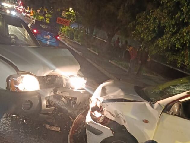 Choque en pleno centro de Morelia deja un conductor herido; se lo llevaron al hospital