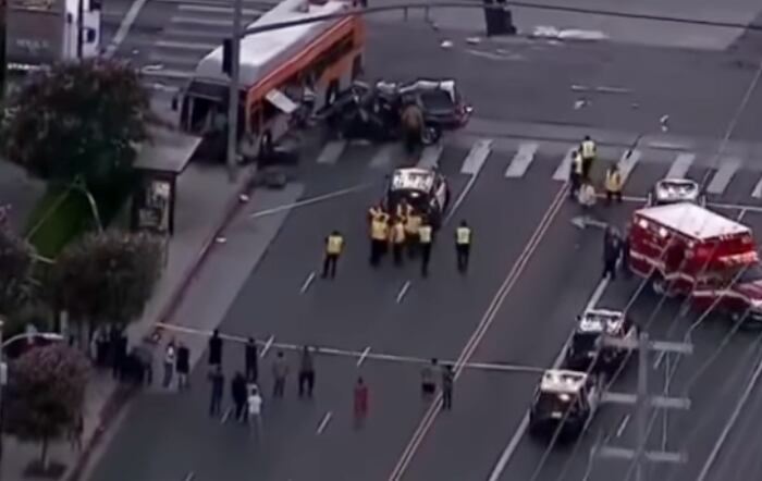 Helicóptero de noticias se desploma en Los Ángeles mientras cubría otro accidente; hay tres muertos