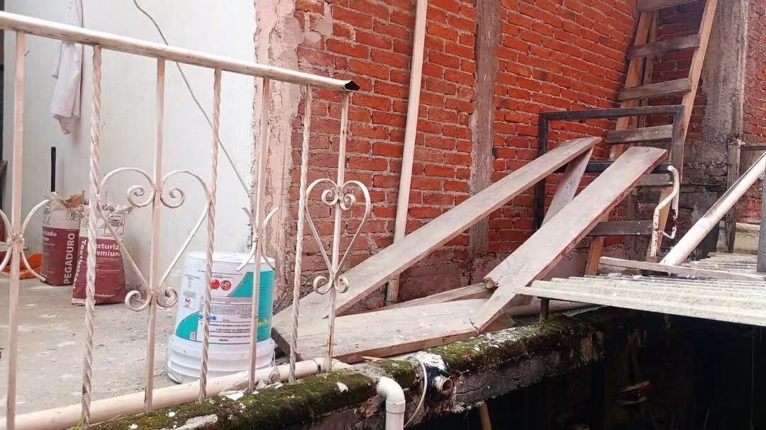 Albañiles sufren accidente tras caer de un andamio en Michoacán 