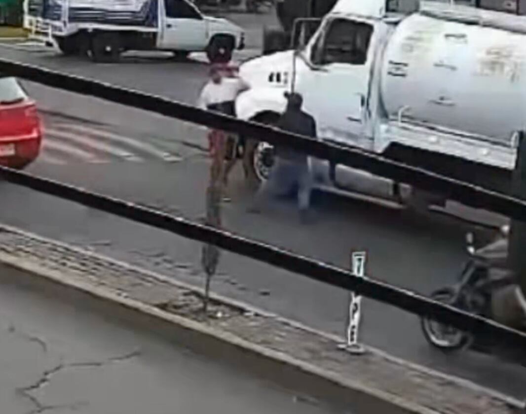 Viralizan video de brutal agresión a repartidor; conductor de pipa le fracturó el cráneo