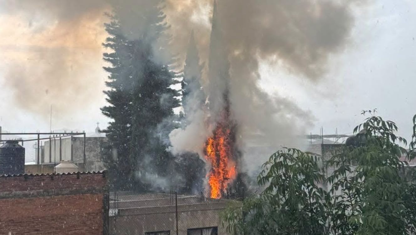 VIDEO: Rayo incendia pino y provoca fuego en una casa del Centro de Morelia
