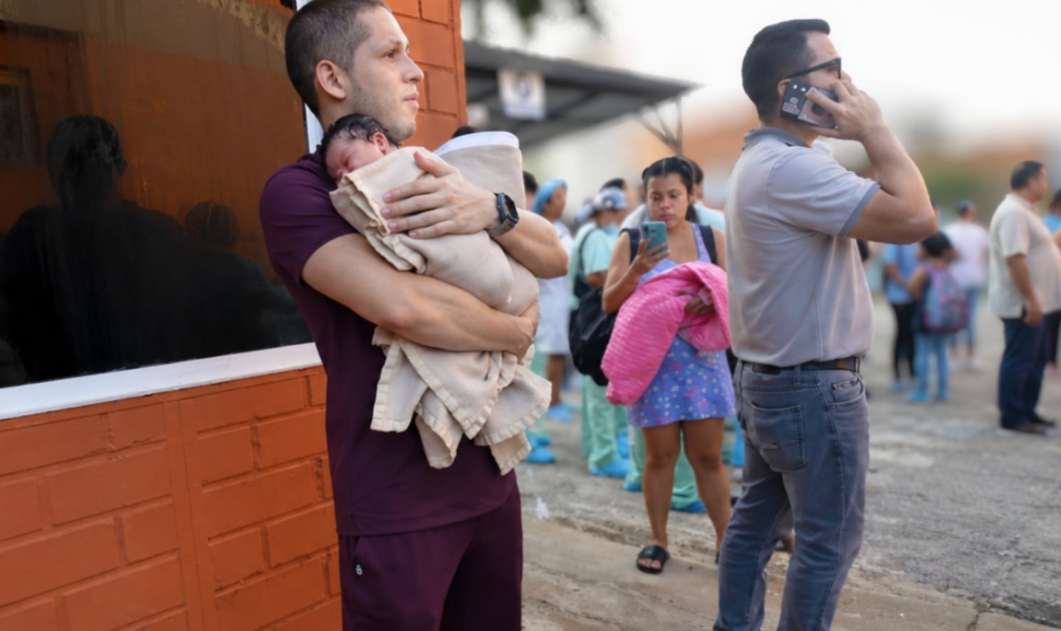 “Fue instinto”: médico salva a dos bebés durante evacuación por sismo en Colombia