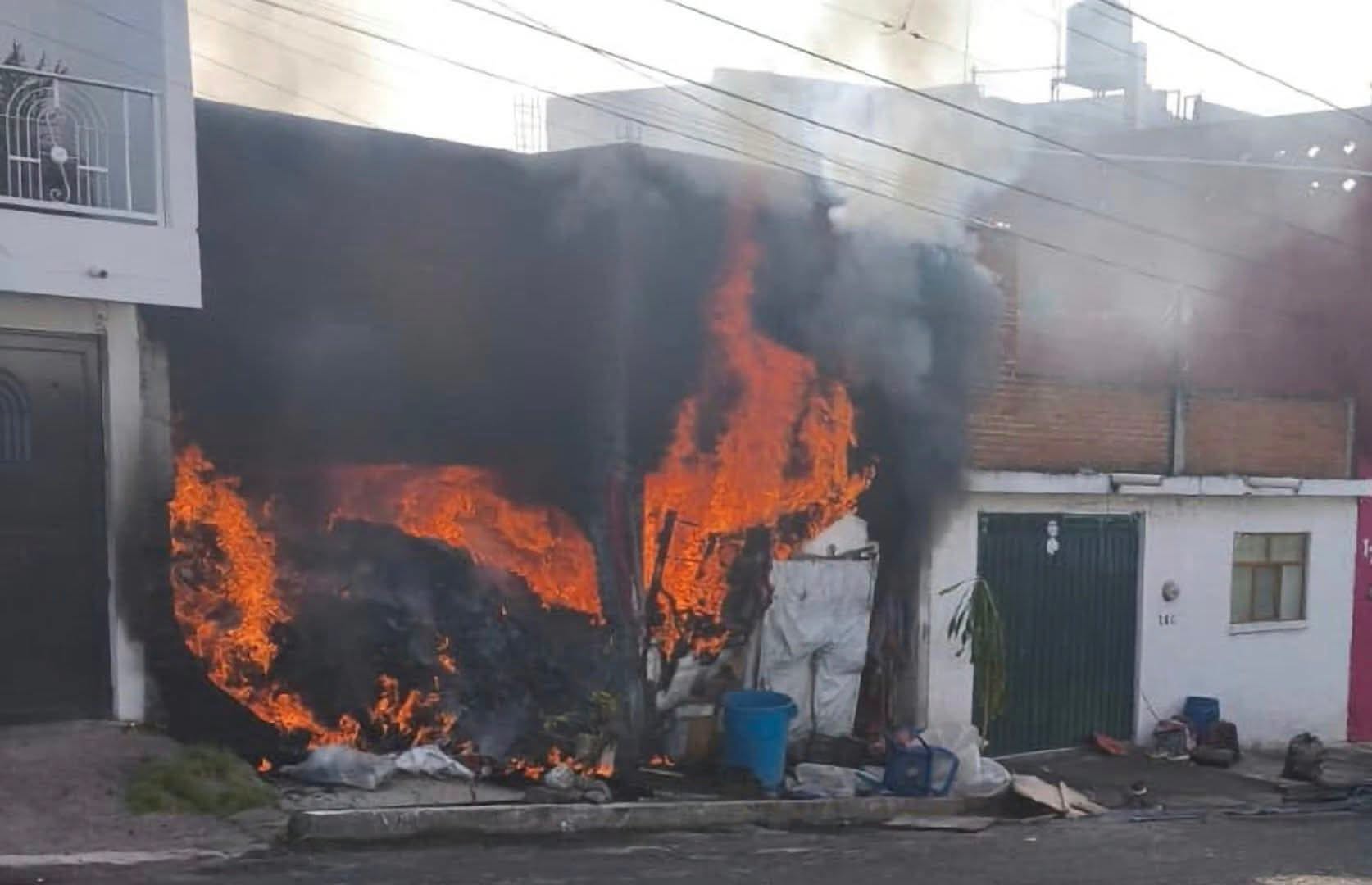 Arde casa repleta de basura, llantas y electrodomésticos al norte de Morelia