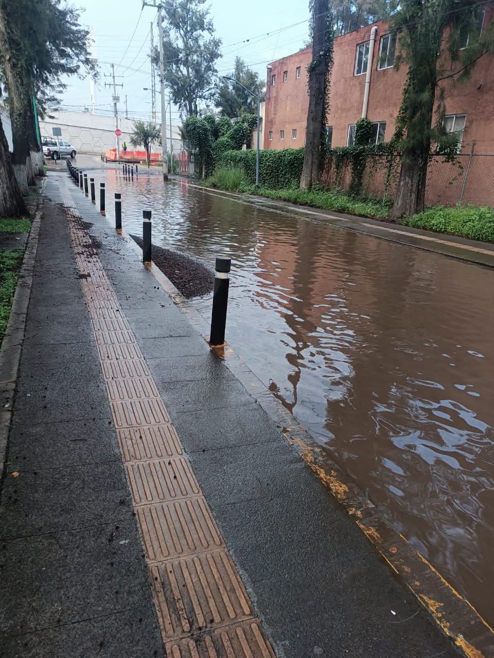 Lluvias inundan calle en Morelia y afectan acceso a centro de rehabilitación 