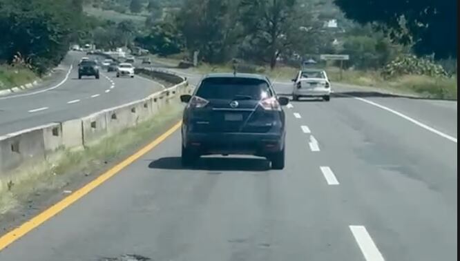 Exhiben a conductor por bloquear el paso a una ambulancia en carretera de Michoacán