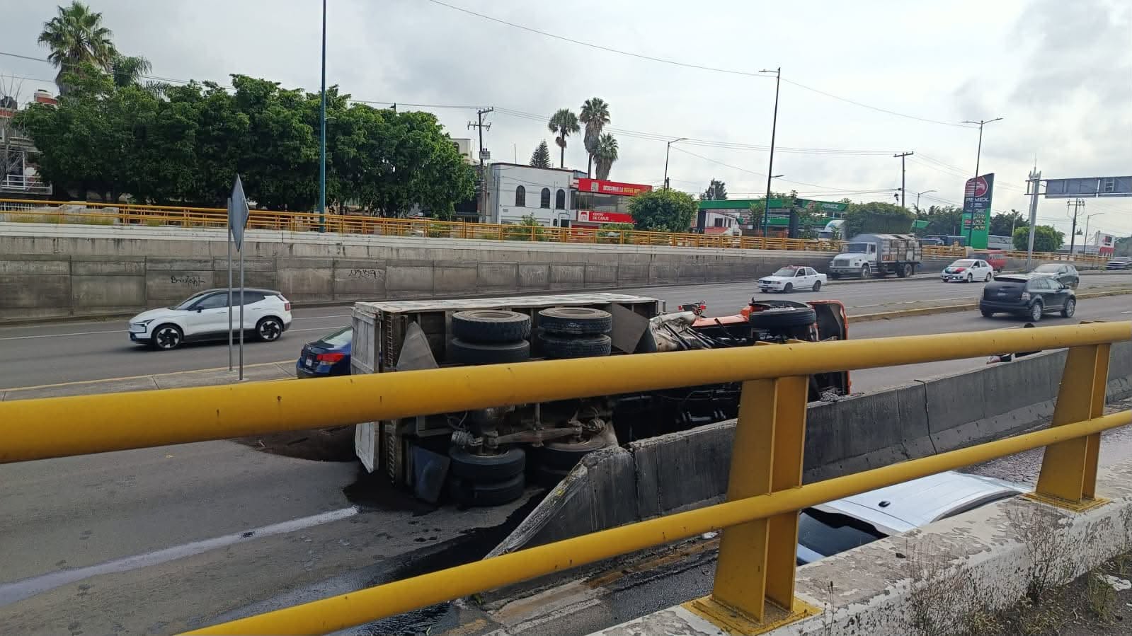 Camión de volteo vuelca y bloquea vialidad en el Libramiento de Morelia