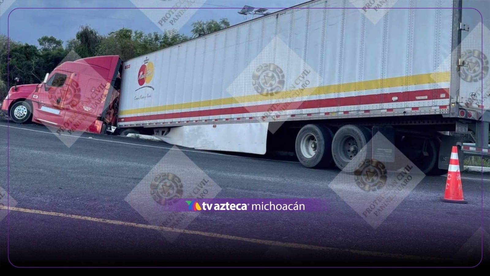 Tráiler se sale de la carretera en la autopista México-Guadalajara, en Panindícuaro