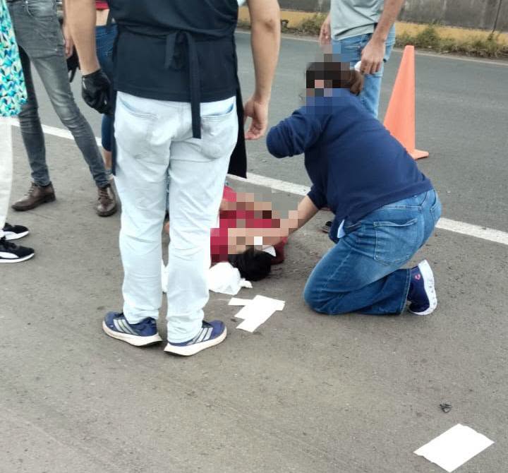 Camioneta impacta a una persona al realizar maniobra de reversa en la Morelia-Pátzcuaro