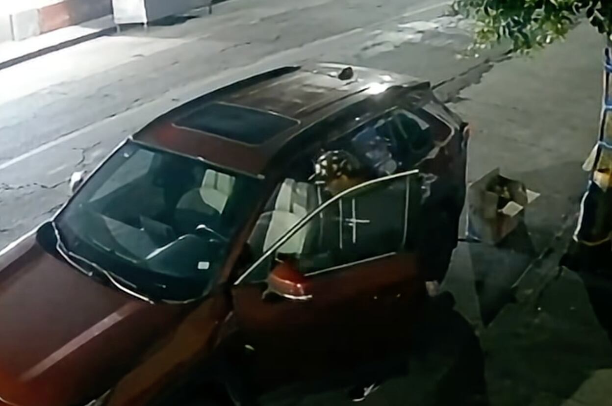 VIDEO: Captan momento en que roban camioneta en Morelia; usan escáner para encenderla sin llave.