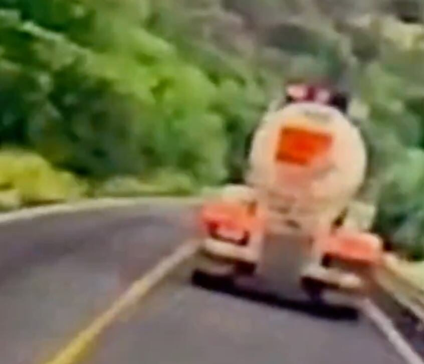 #VIDEO: Vuelca pipa con ácido sulfúrico y obliga a cerrar carretera