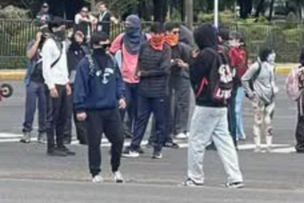 Encapuchados realizan bloqueo en Morelia