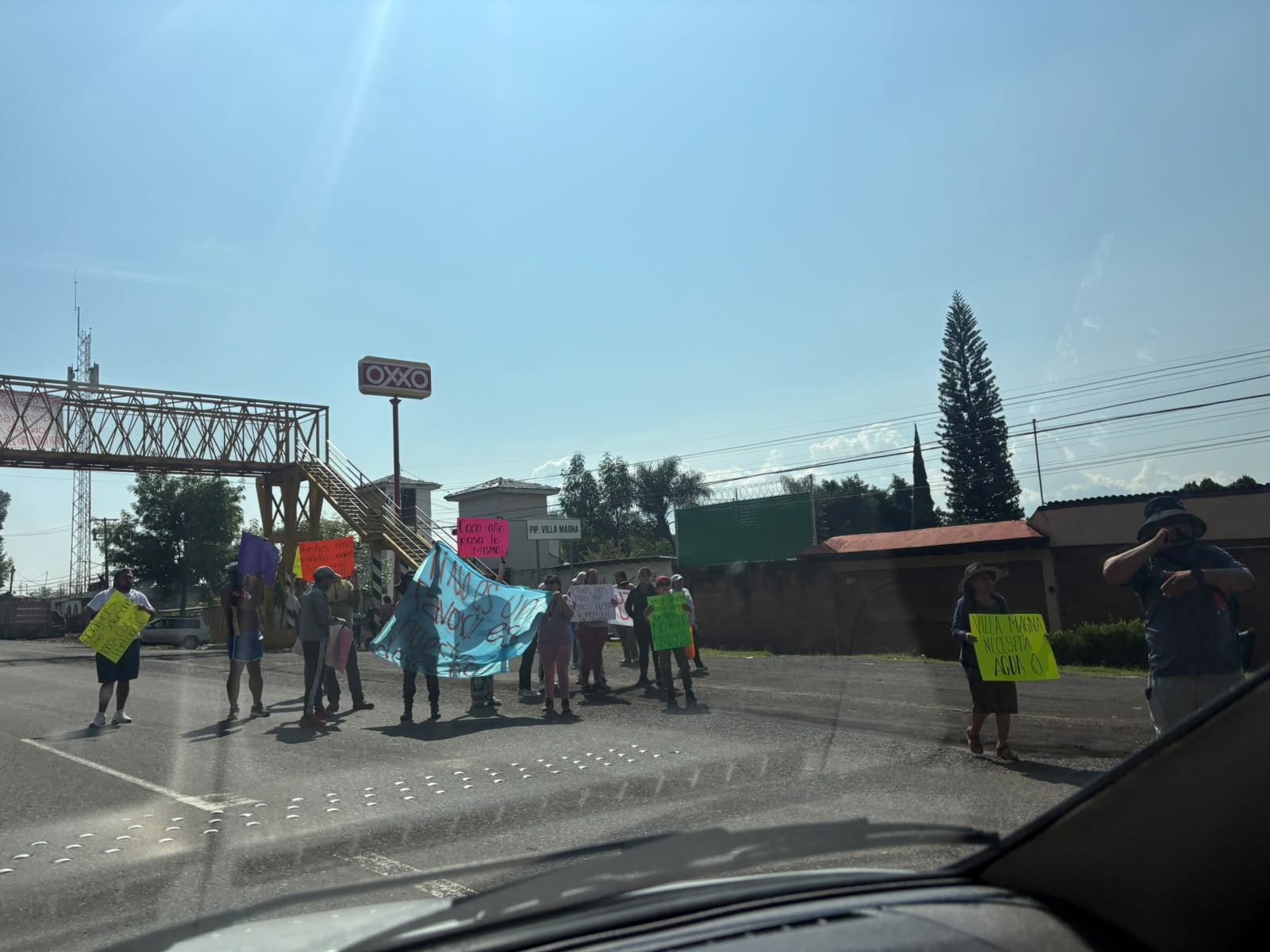 Vecinos bloquean vialidad en Villa Magna, Morelia; denuncian falta de agua