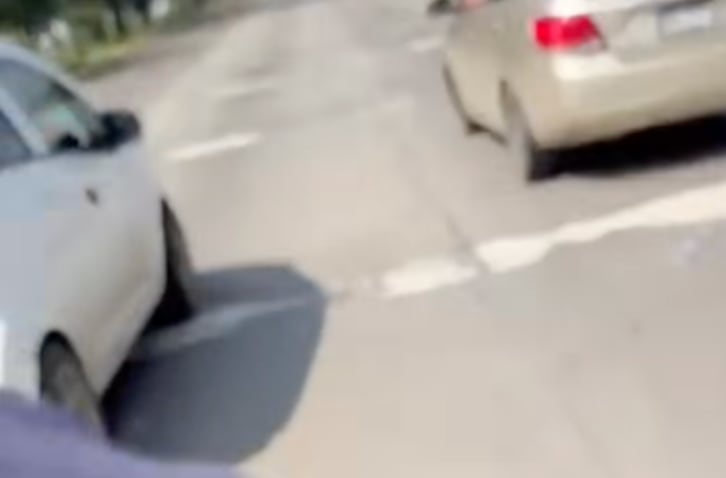 Automovilista arrolla a un hombre en libramiento de Morelia