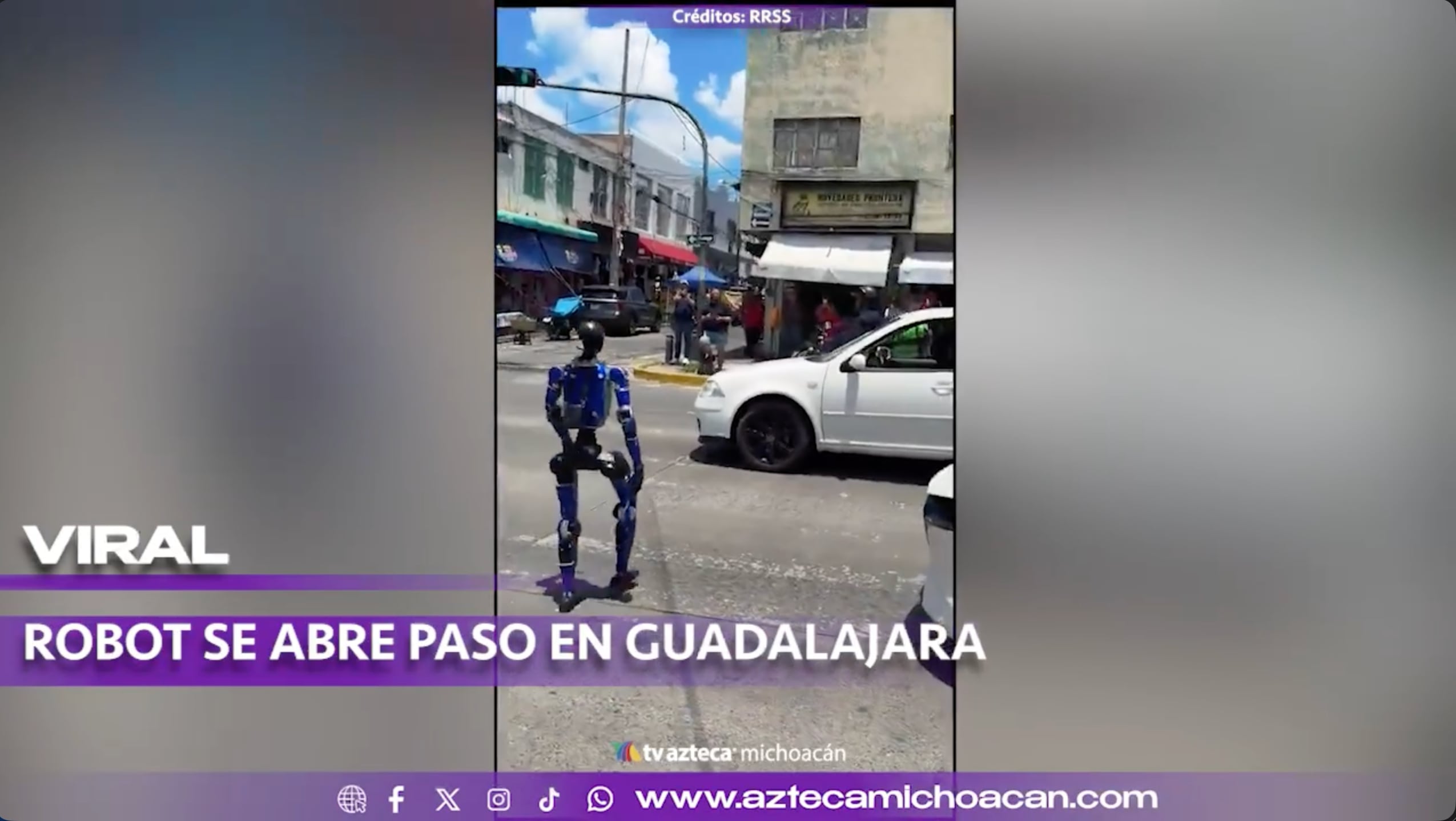 El futuro llegó a la calle: robot humanoide aparta vehículos y causa sorpresa