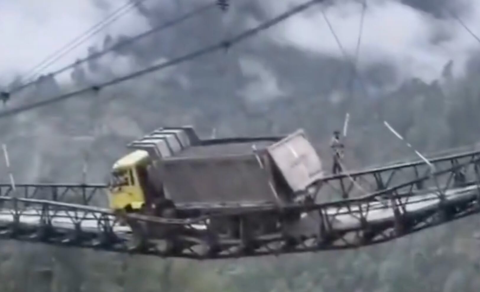 ¡A punto de caer! Camión sobrecargado queda colgado en pleno puente