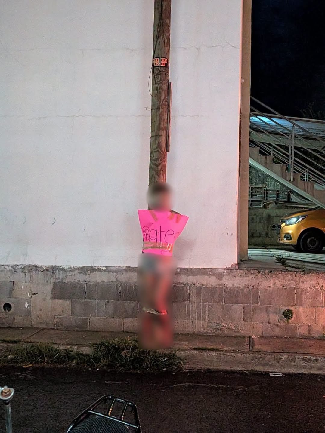 Vecinos de fraccionamiento Hacienda del sol golpean y amarran a poste a presunto ladrón