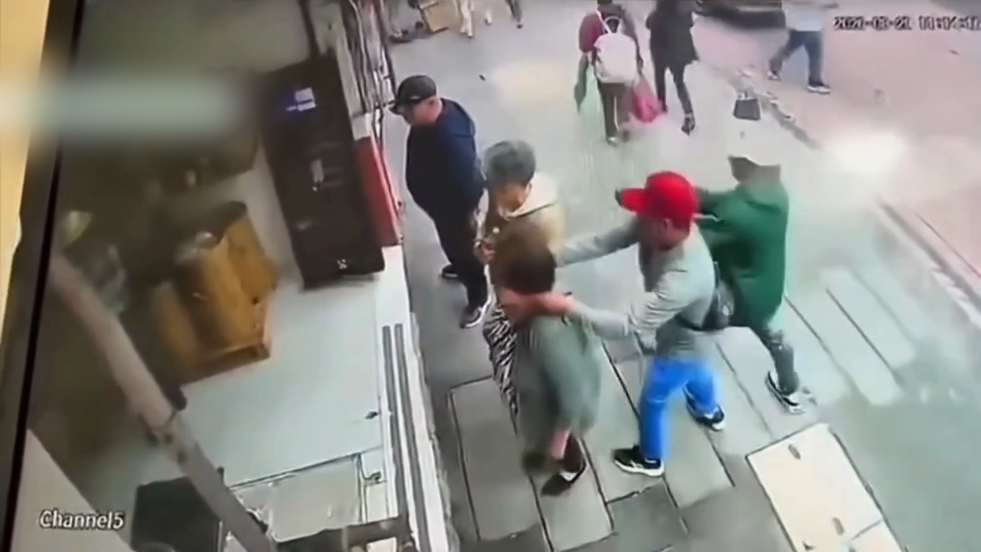 #VIDEO: ¡Se los arrancaron! Sujetos roban aretes a adultas mayores.